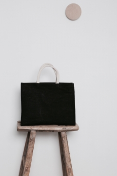 Galleri-jute-Black-bag-with-white-handles-jute
